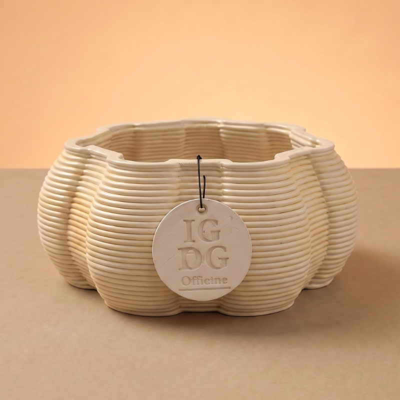 Vaso in ceramica artigianale Iris su sfondo neutro, vaso decorativo dal design moderno per interni