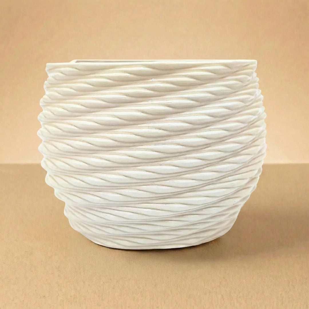 Vaso Carina in ceramica beige con superficie ondulata e design arrotondato decorativo