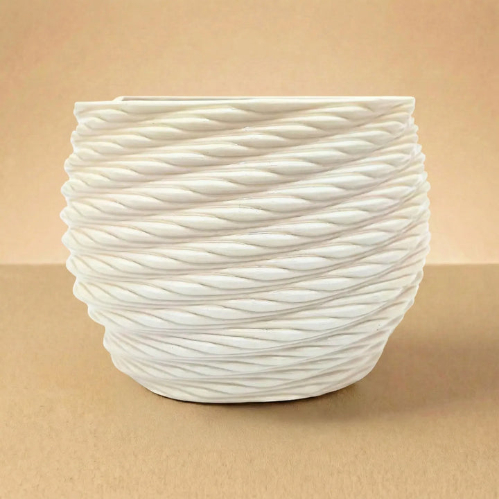 Vaso Carina in ceramica beige con superficie ondulata e design arrotondato decorativo