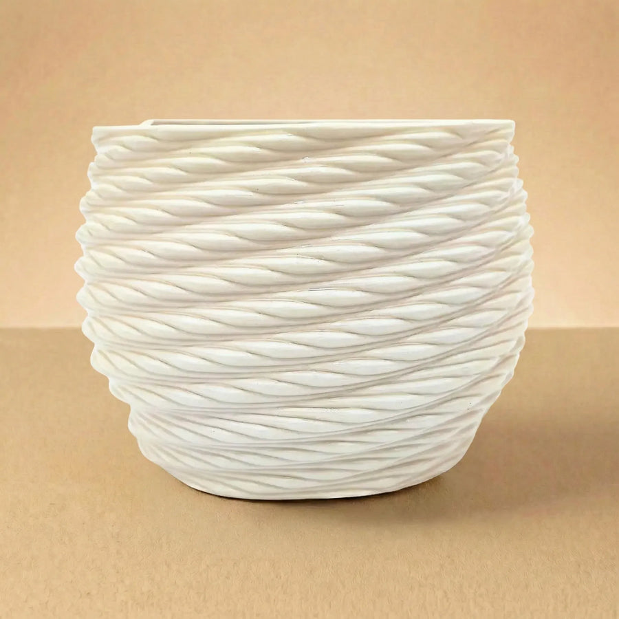 Vaso Carina in ceramica beige con superficie ondulata e design arrotondato decorativo