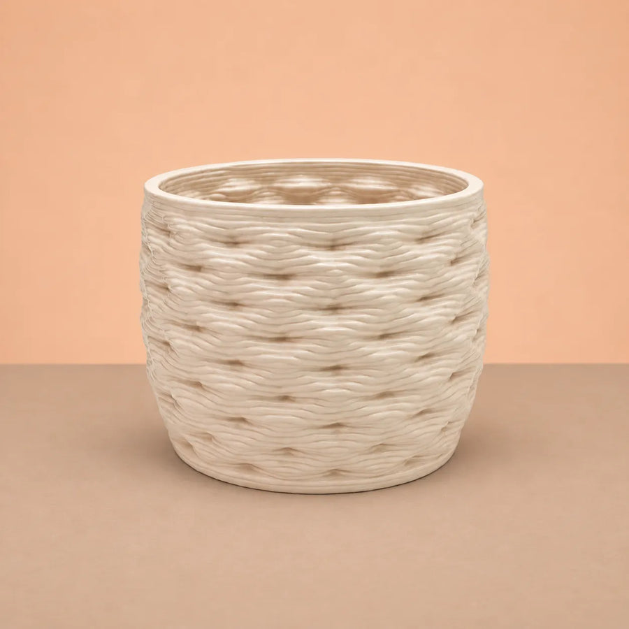 Vaso bianco decorativo per piante con lavorazione effetto intrecciato, fotografato in dettaglio