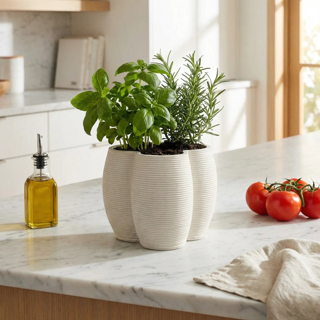 Vaso artigianale con basilico e rosmarino su piano cucina in marmo