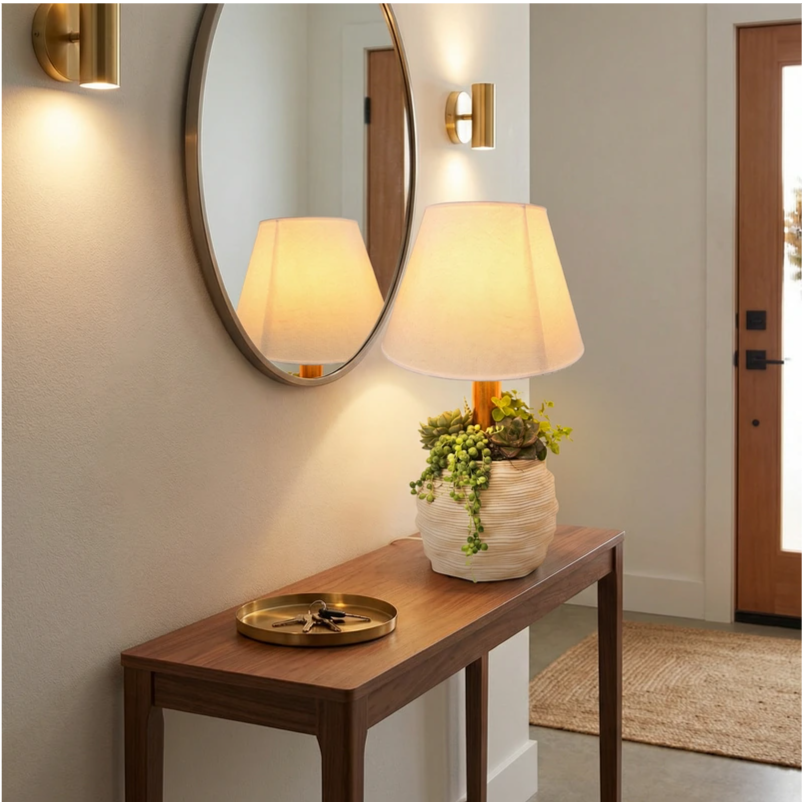 Lume da tavolo con vaso decorativo e composizione di piante grasse. Una lampada originale che unisce luce e design naturale, perfetta per soggiorno, ingresso o camera.