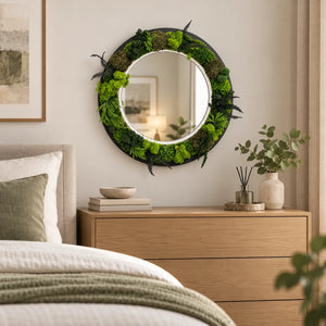 Specchio rotondo Oria con verde stabilizzato composto a mano e cornice nera, appeso a parete
