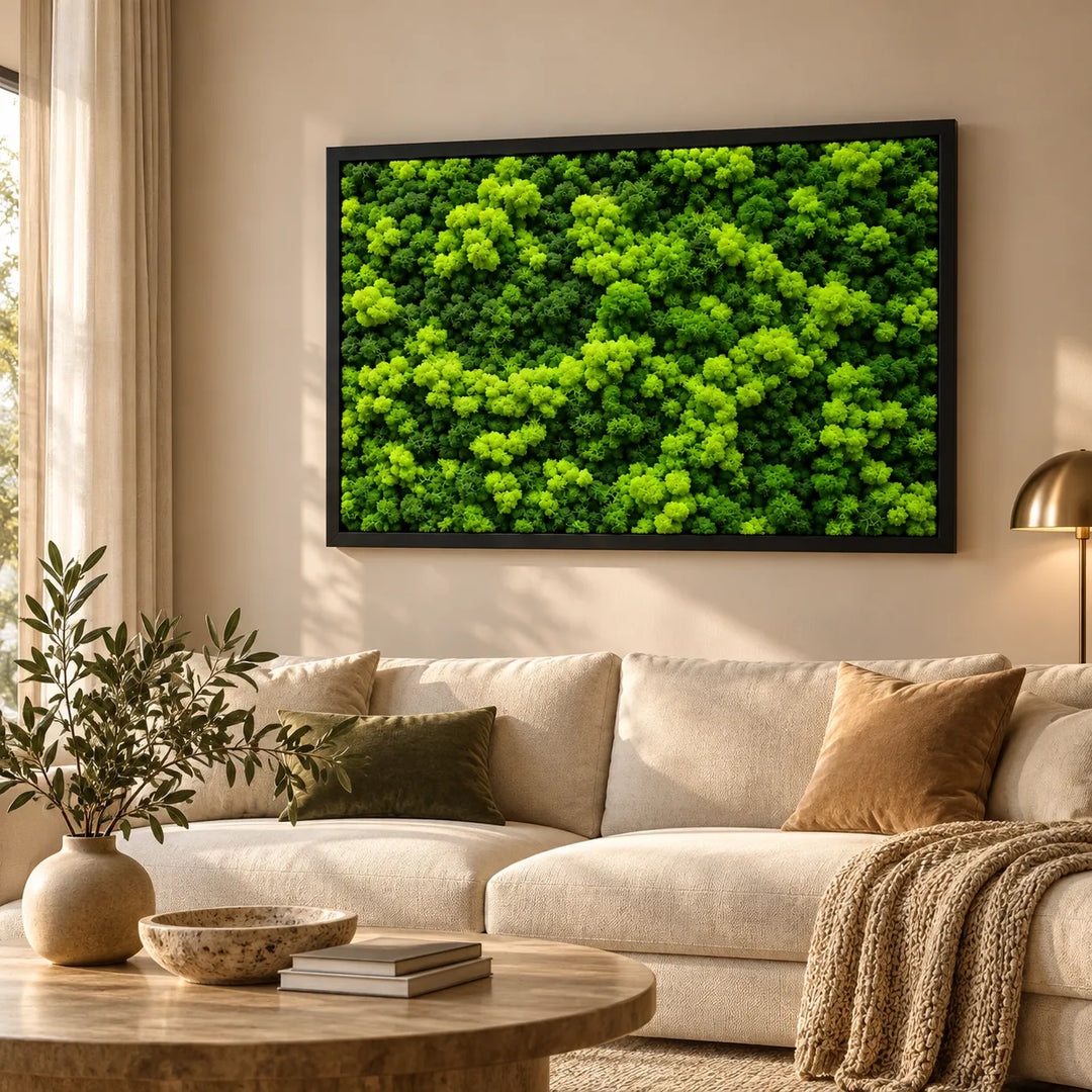 Quadro di lichene stabilizzato 103x73 cm con cornice nera sopra il divano di un soggiorno