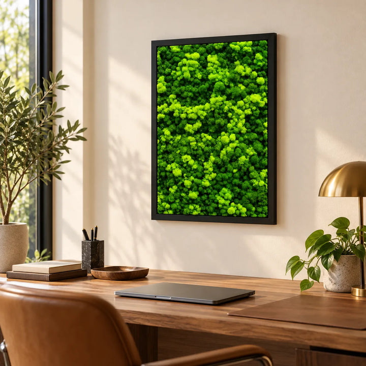 Quadro di lichene stabilizzato 63x45 cm con cornice nera appeso sopra la scrivania in legno di uno studio