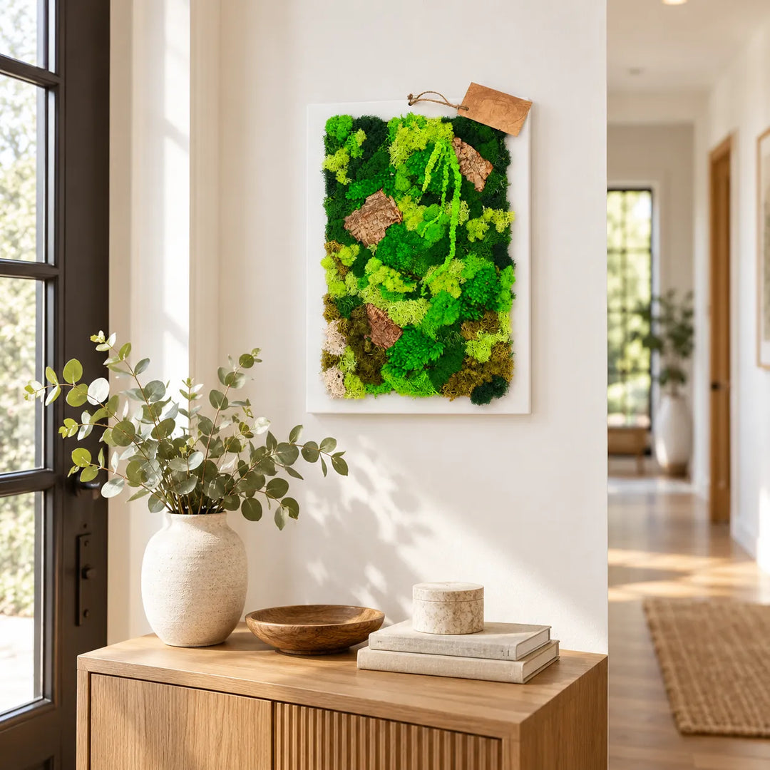 Quadro di licheni stabilizzati 45x33 cm su parete chiara sopra una credenza con vasi: arredo green per la casa