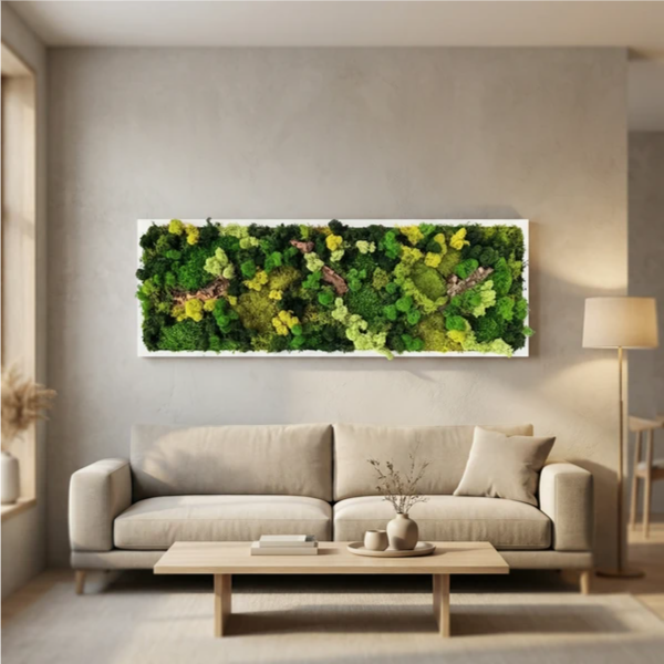 Quadro 93x33 cm in muschio, licheni e sughero con cornice bianca sopra il divano in soggiorno
