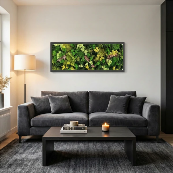 Quadro 93x33 cm in muschio, licheni e sughero con cornice nera in un soggiorno moderno