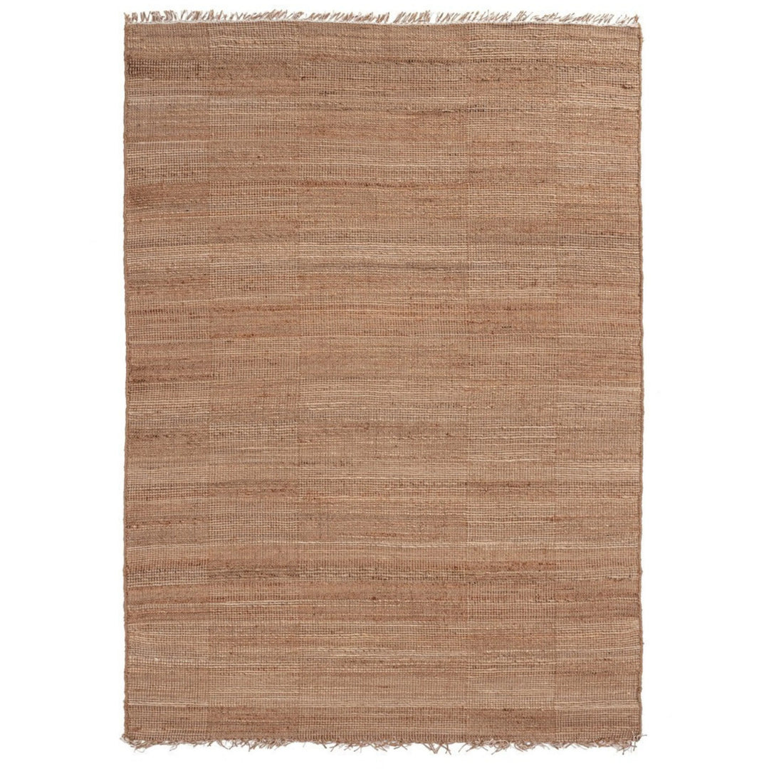 Tappeto in juta naturale con frange, intreccio sottile e finitura monocromatica, visto frontalmente.

