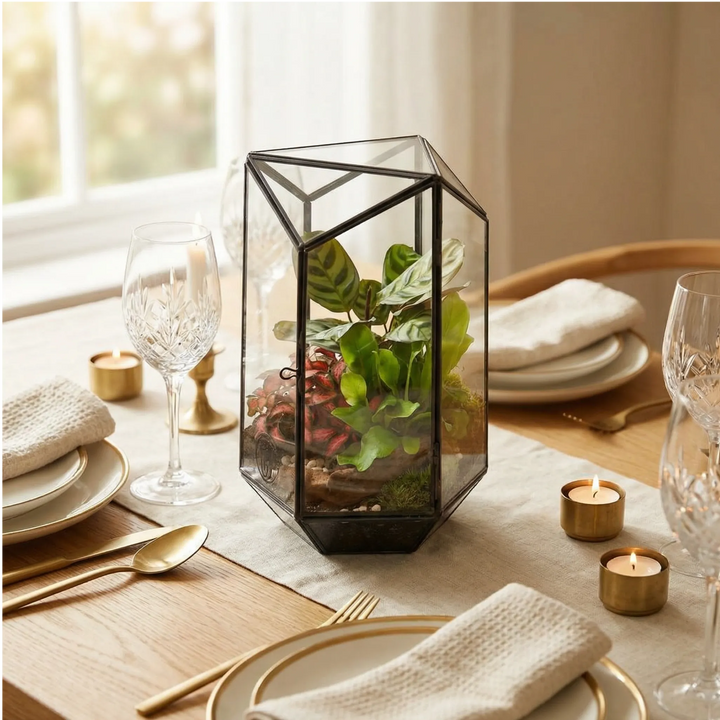 Terrarium geometrico centrotavola pranzo elegante con runner lino bicchieri cristallo candele