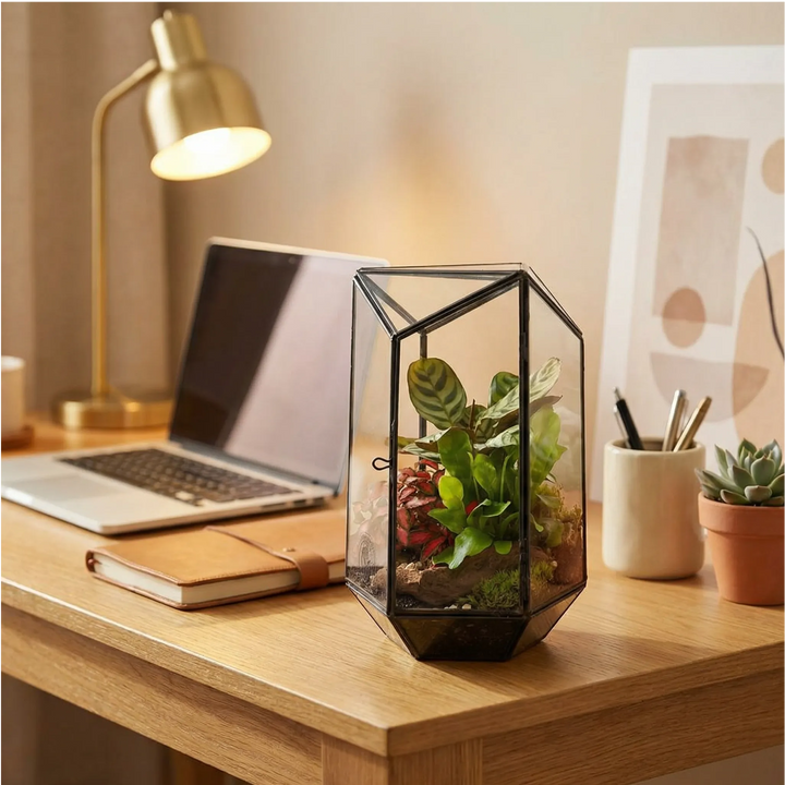Terrarium geometrico decorativo scrivania home office con laptop lampada ottone notebook