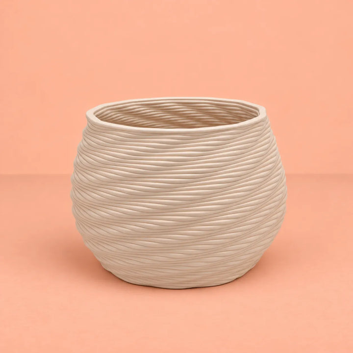 Vaso Carina in argilla Made in Italy, diametro 16 cm, color crema con superficie a righe ondulate