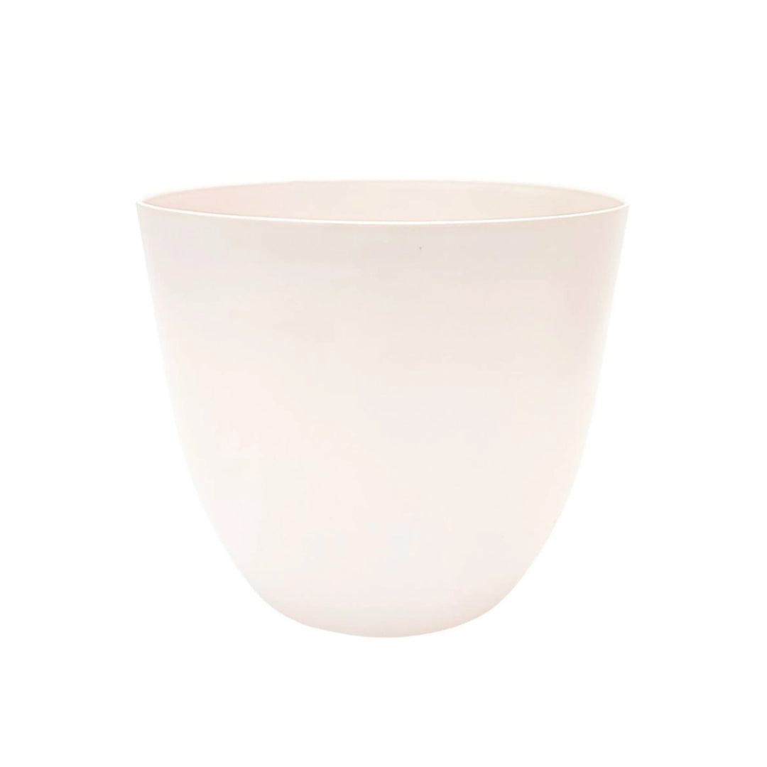 Vaso in plastica bianco opaco con finitura liscia, forma arrotondata ideale per piante da interno.