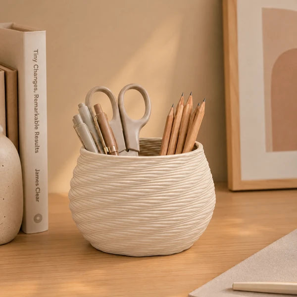 Vaso Carina in ceramica Made in Italy da 14 cm usato come portapenne su una scrivania