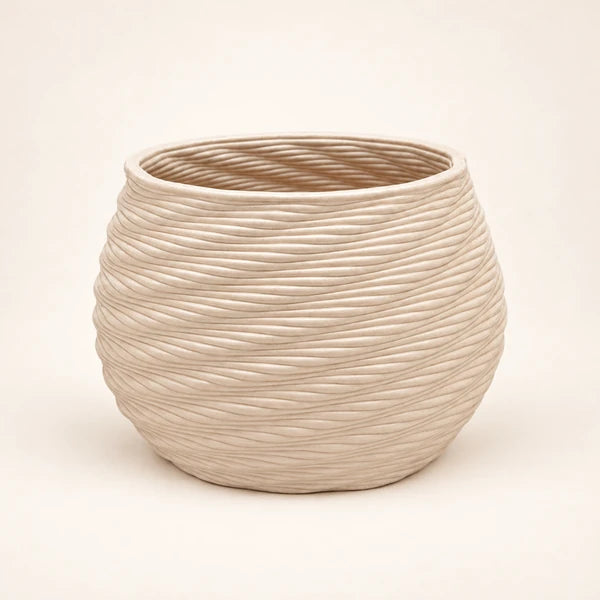 Vaso Carina in ceramica Made in Italy da 14 cm, finitura avorio e texture intrecciata su sfondo avorio