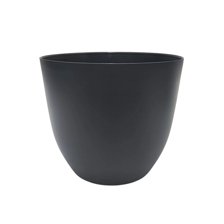 Vaso nero opaco in plastica con finitura elegante, perfetto per valorizzare piante ornamentali.