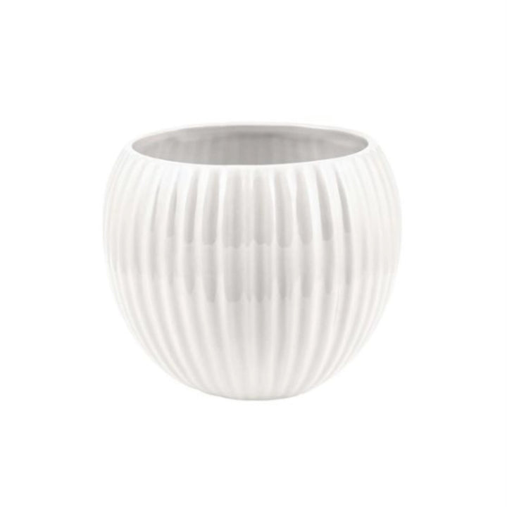 Vaso decorativo tondo in ceramica bianca lucida con finitura rigata verticale, ideale per piante da interno o composizioni moderne.